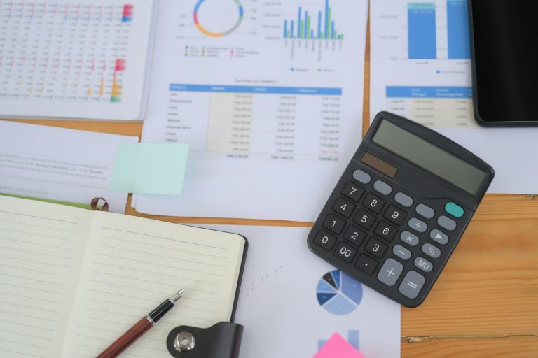 Documents de travail avec graphiques, une calculatrice et un carnet de notes.